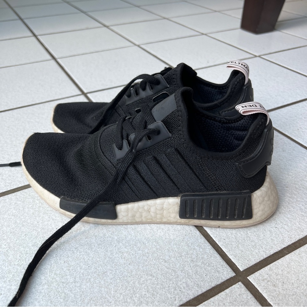 ADIDAS NMD R1 SNEAKERS - ORCHID PURPLE DETAILS